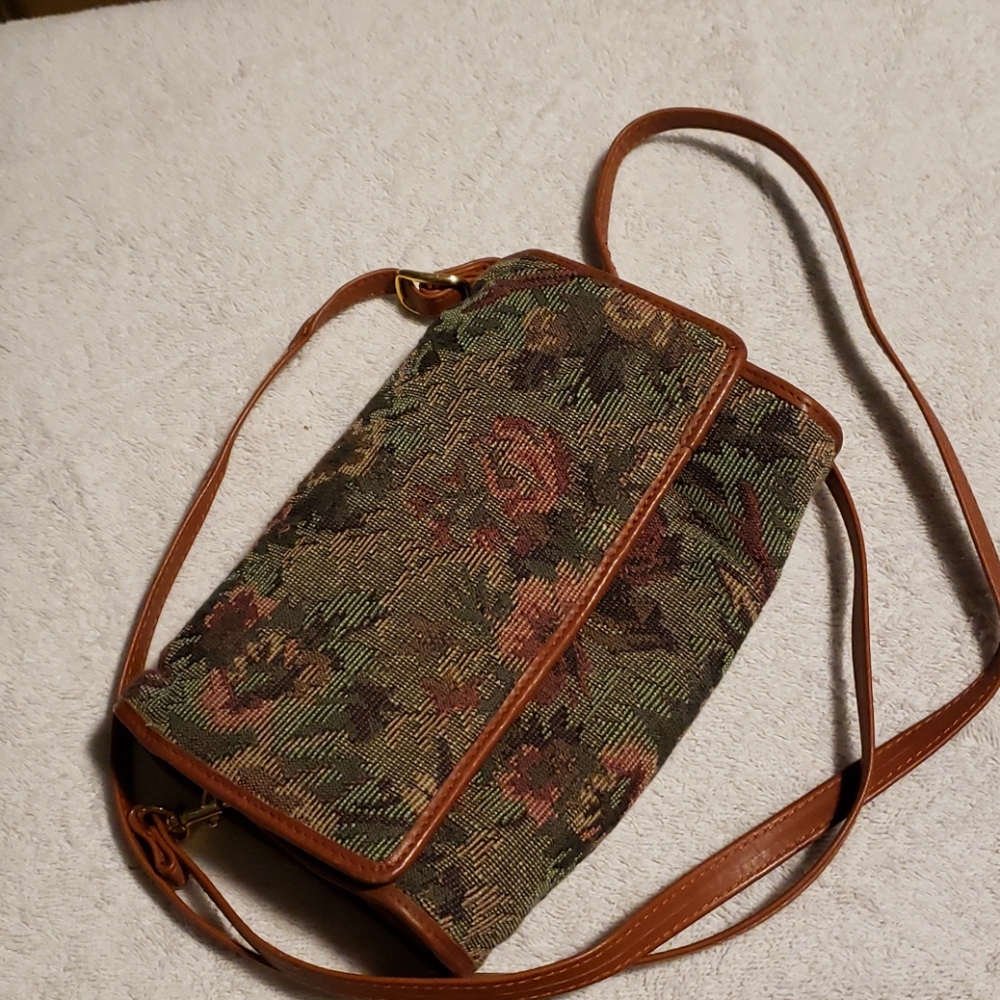 Womans crossover floral purse/wallet.